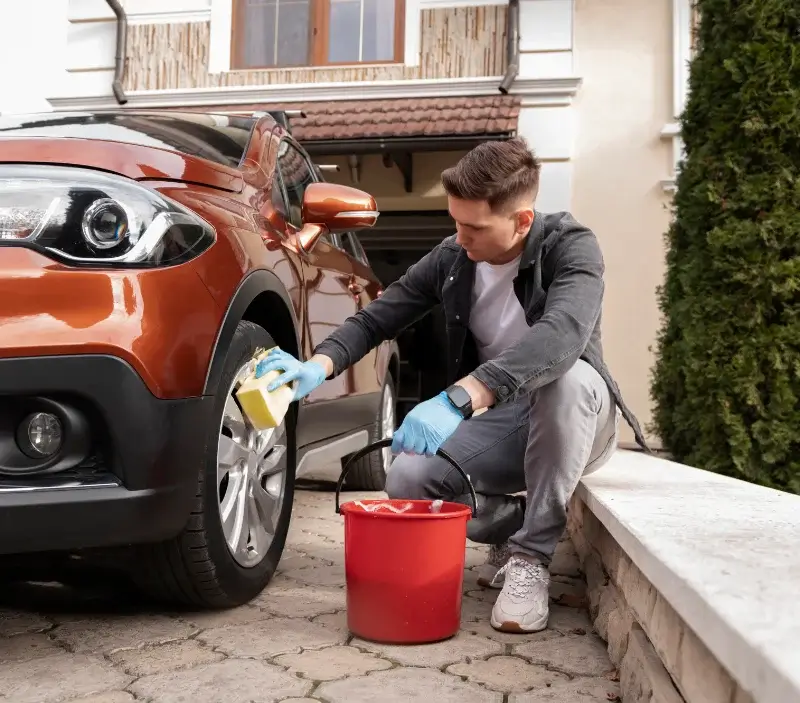 Lavage auto à domicile Trévières : professionnel intervenant sur un véhicule